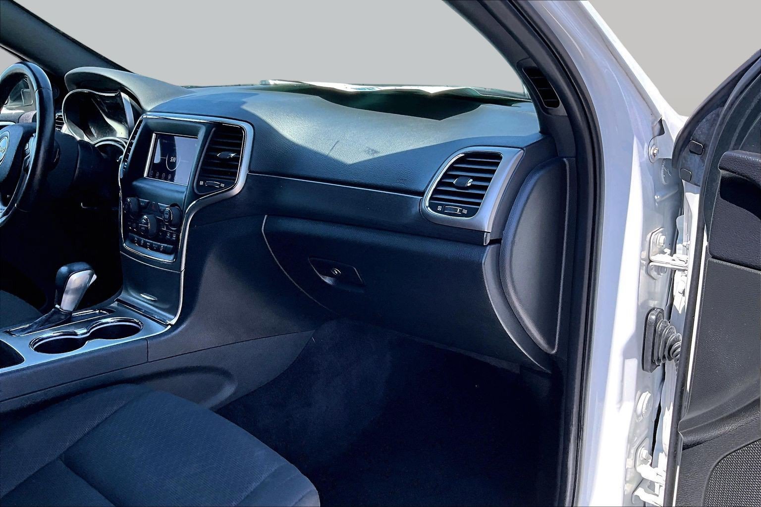 Used 2018 Jeep Grand Cherokee Laredo AWD/4WD image 15
