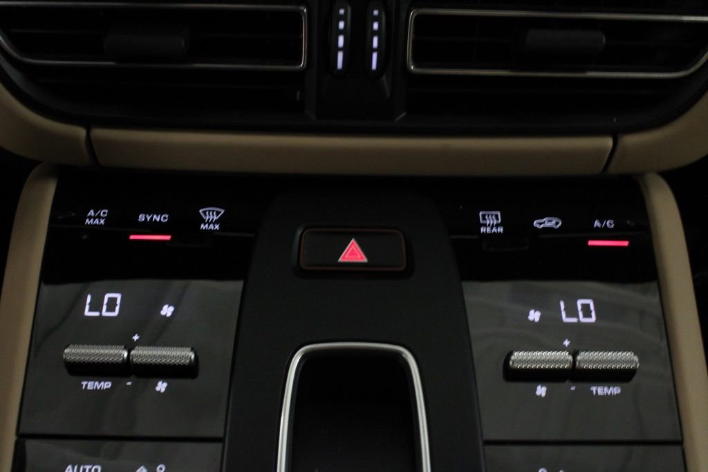 Certified 2025 Porsche Macan AWD/4WD image 30