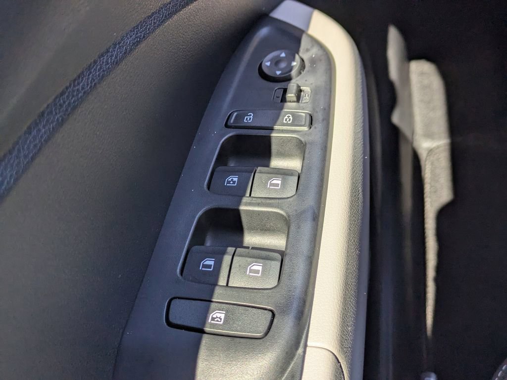 Certified 2025 Hyundai Venue SEL FWD image 23