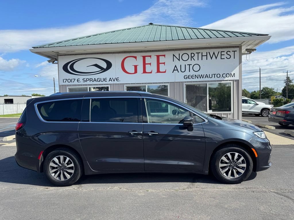 Used 2021 Chrysler Pacifica Touring-L FWD image 2