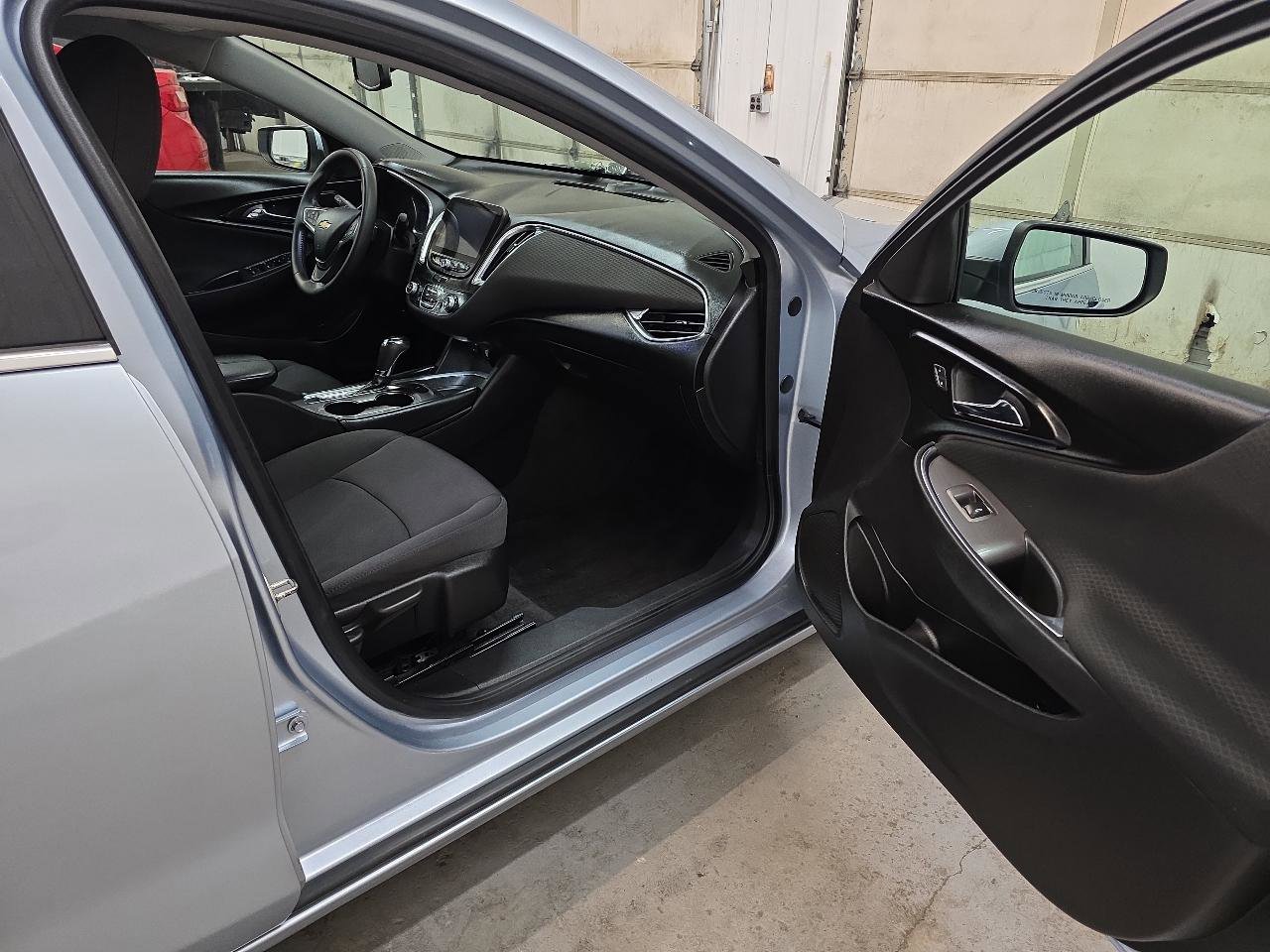 Used 2018 Chevrolet Malibu LT FWD image 42
