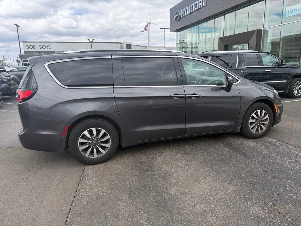 Used 2021 Chrysler Pacifica Touring-L FWD image 3