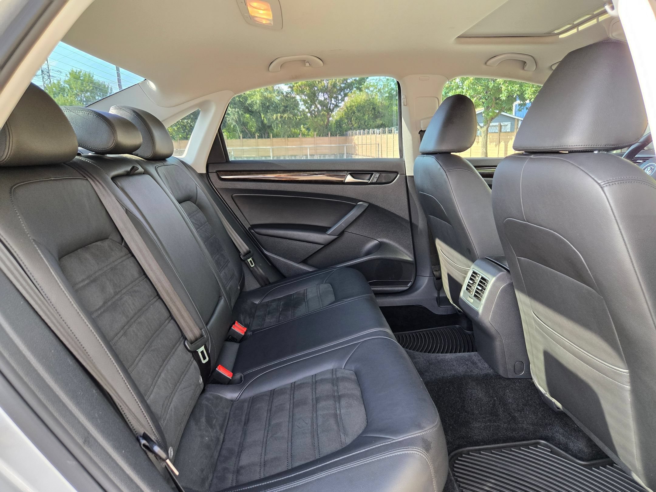 Used 2015 Volkswagen Passat 1.8T SEL Premium FWD image 25