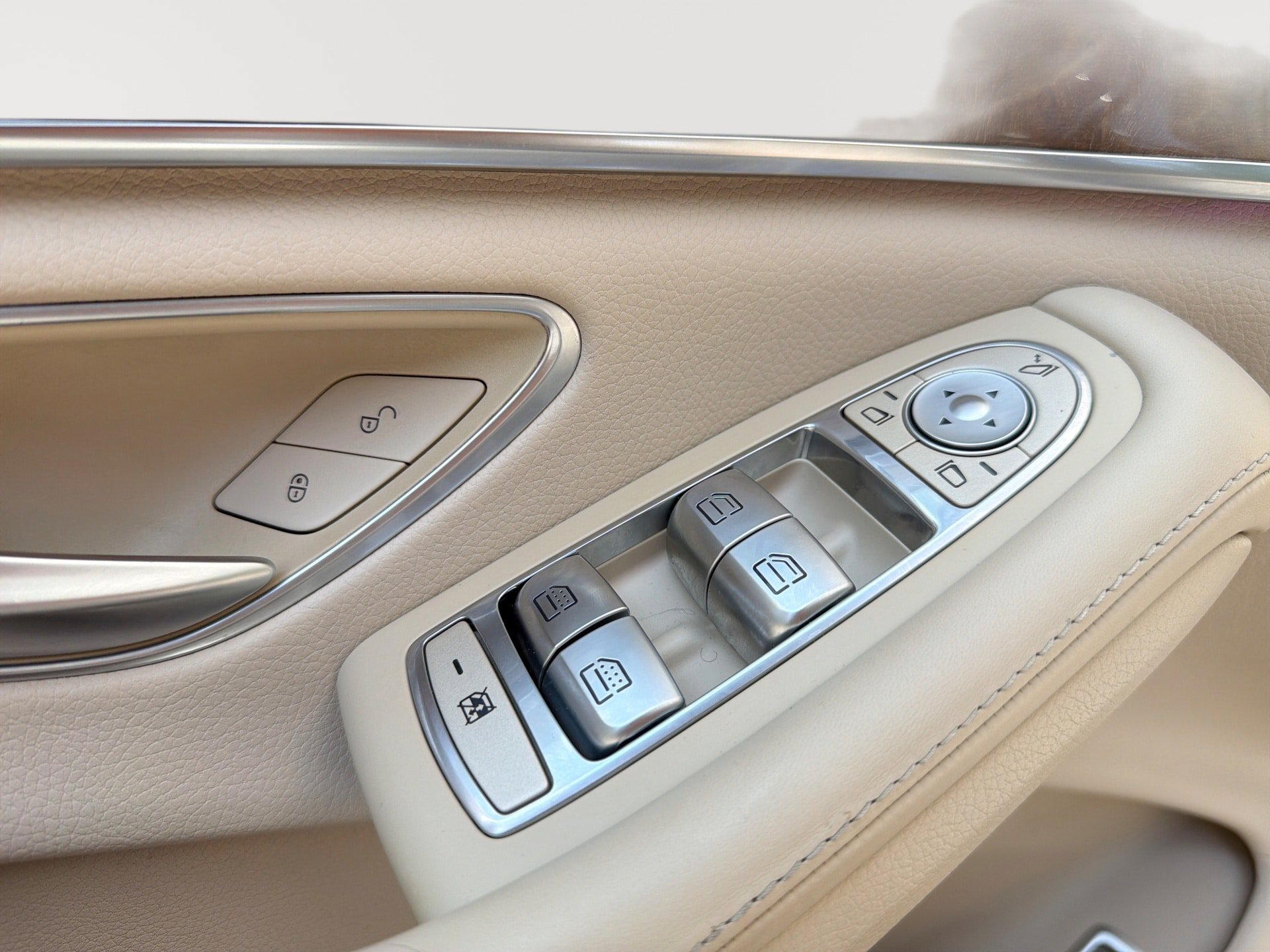 Used 2015 Mercedes-Benz S 550 Sedan w/ Sport Package image 15
