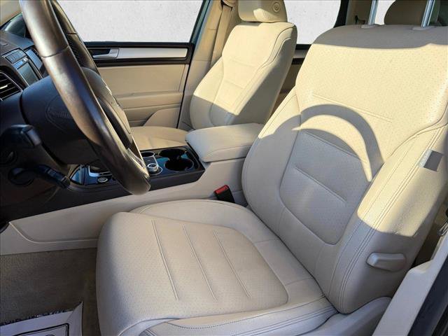 Used 2016 Volkswagen Touareg Sport AWD/4WD image 17