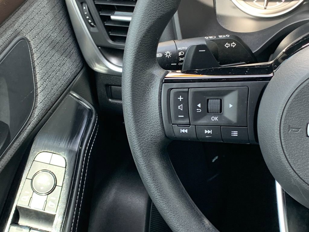 Used 2023 Nissan Rogue SV image 12