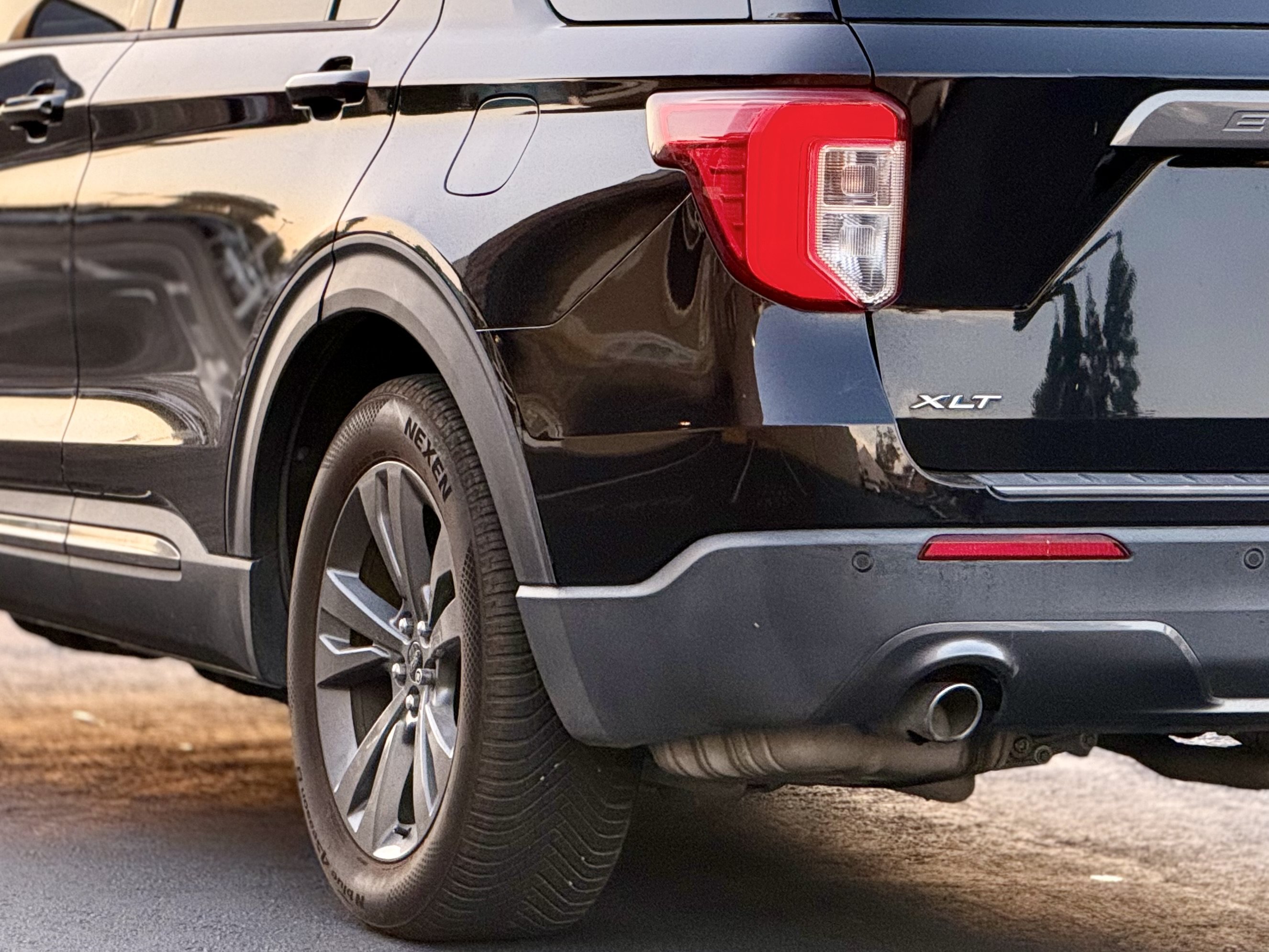 Used 2021 Ford Explorer XLT w/ Equipment Group 202A RWD image 10
