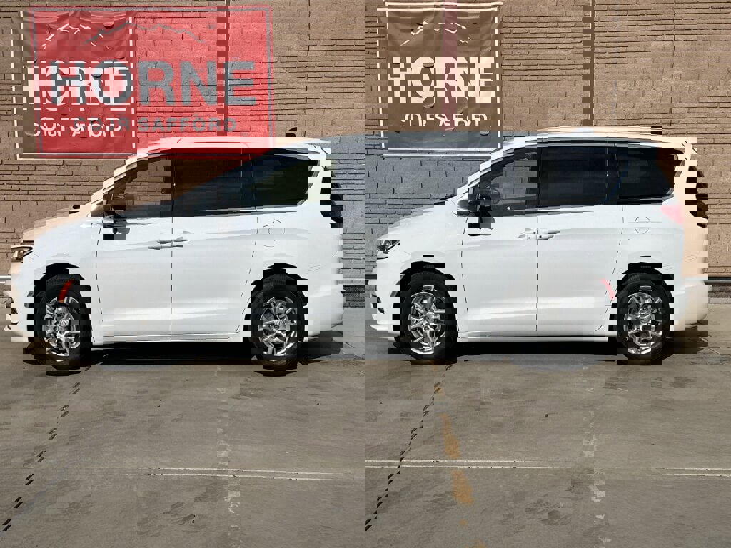 New 2026 Chrysler Pacifica Select image 2