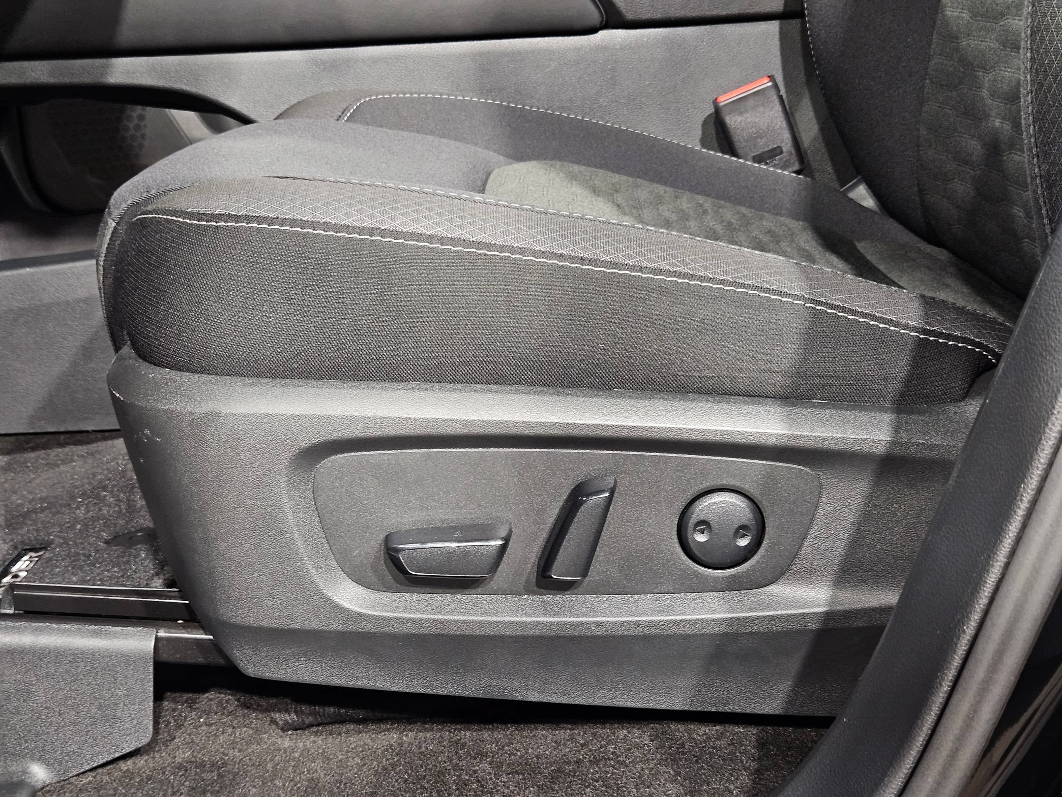 Used 2024 Nissan Pathfinder SV AWD/4WD image 23