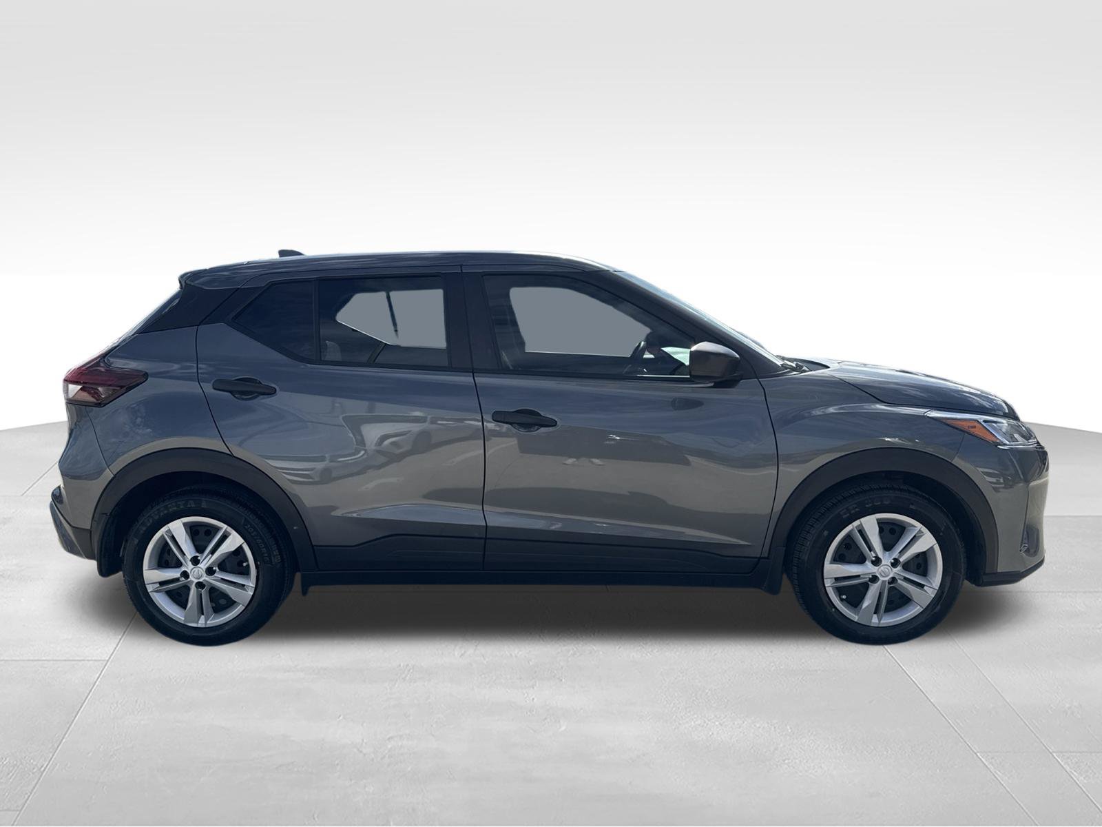 Used 2022 Nissan Kicks S FWD image 4