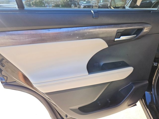 Used 2023 Toyota Highlander Limited image 12