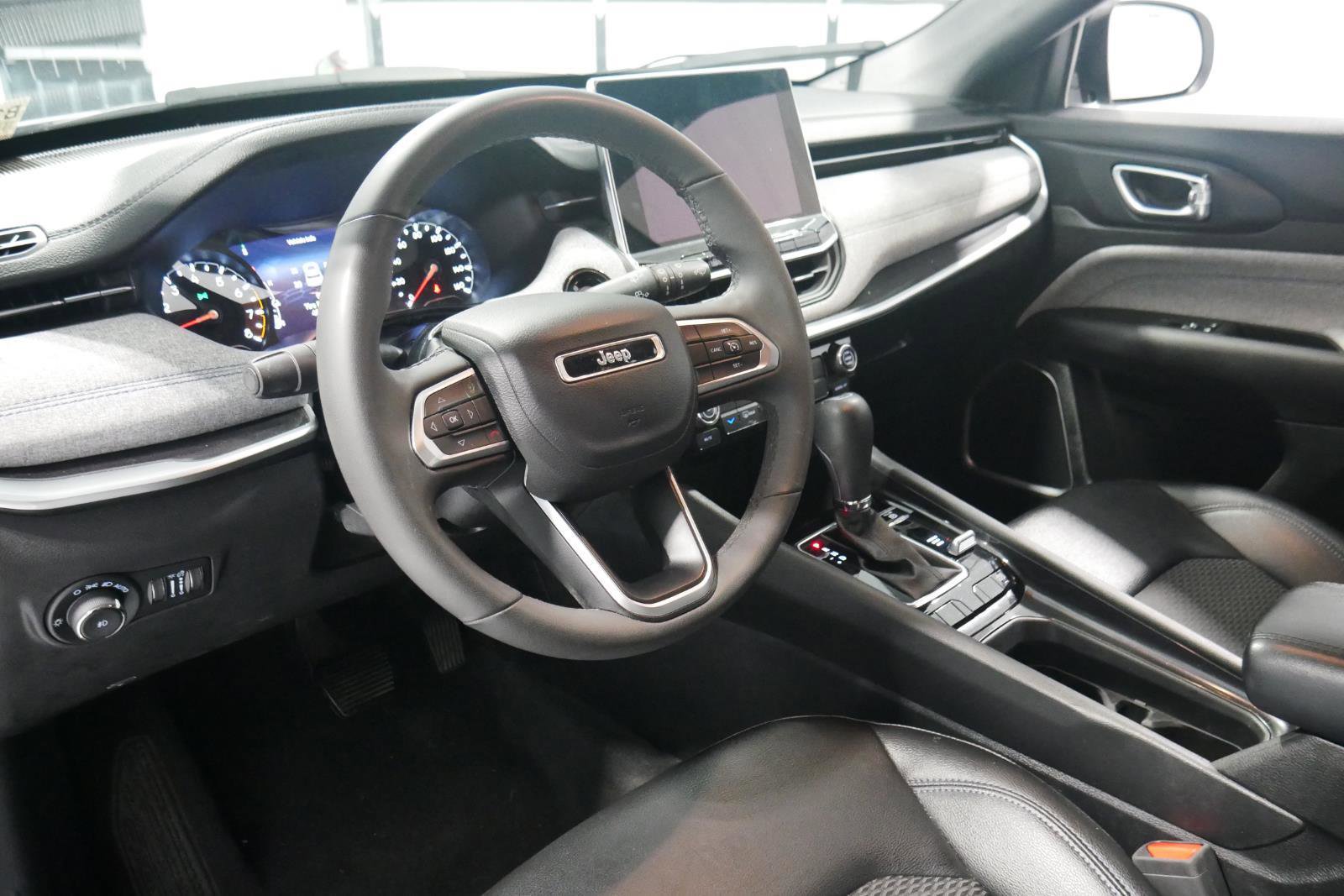 Used 2024 Jeep Compass Latitude image 9