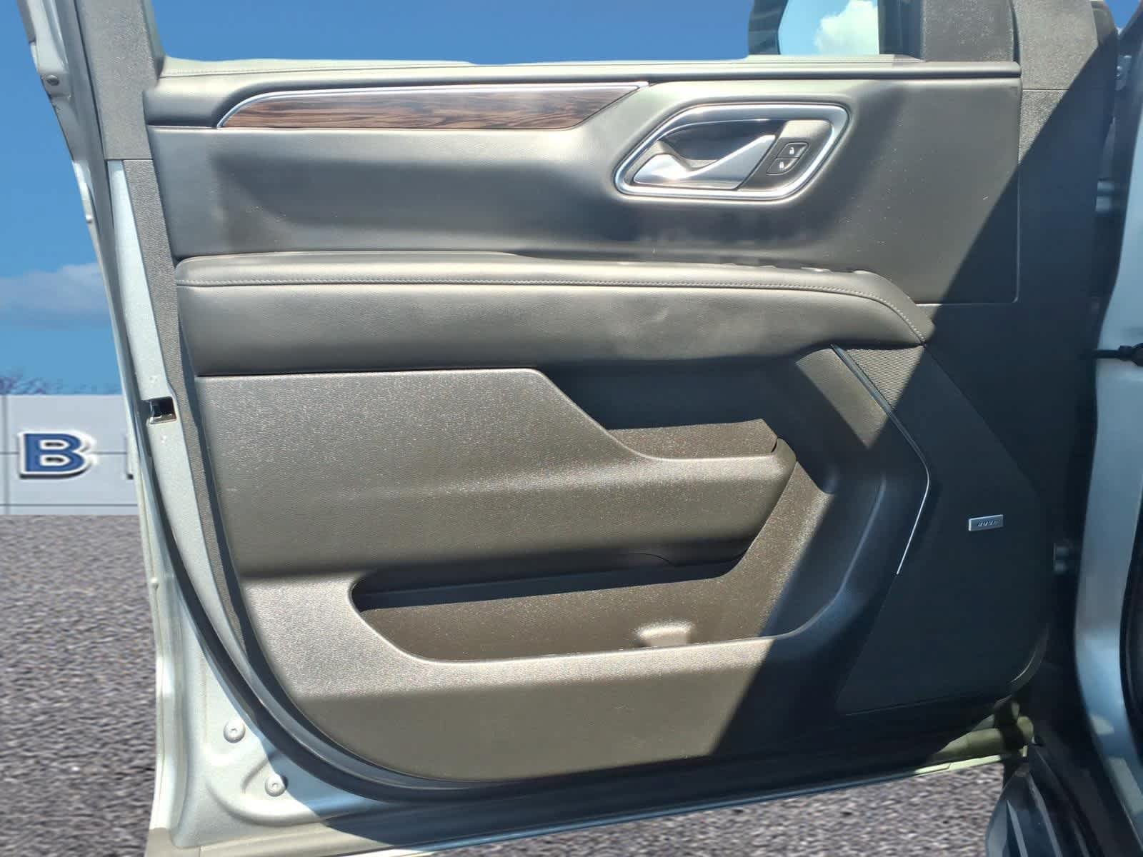 Used 2023 Chevrolet Suburban LT w/ Luxury Package AWD/4WD image 12