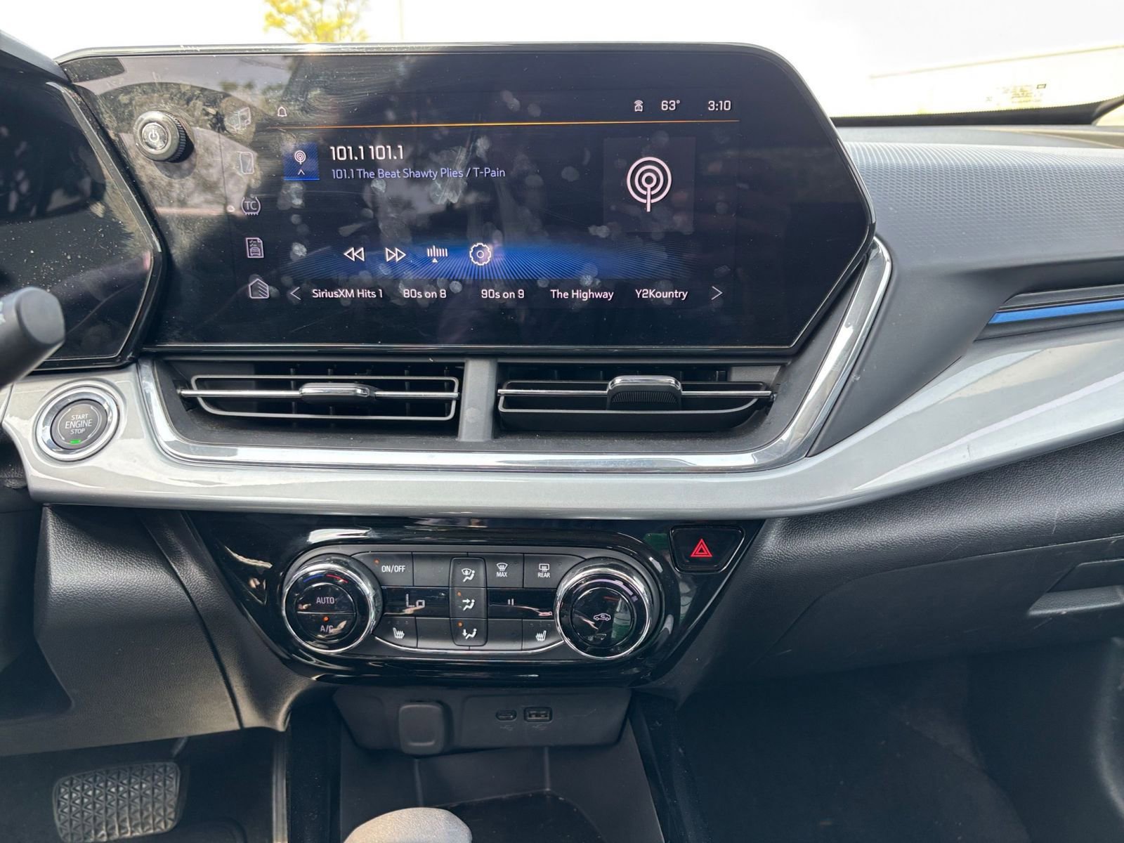 Used 2025 Chevrolet Trax LT w/ LT Convenience Package image 17