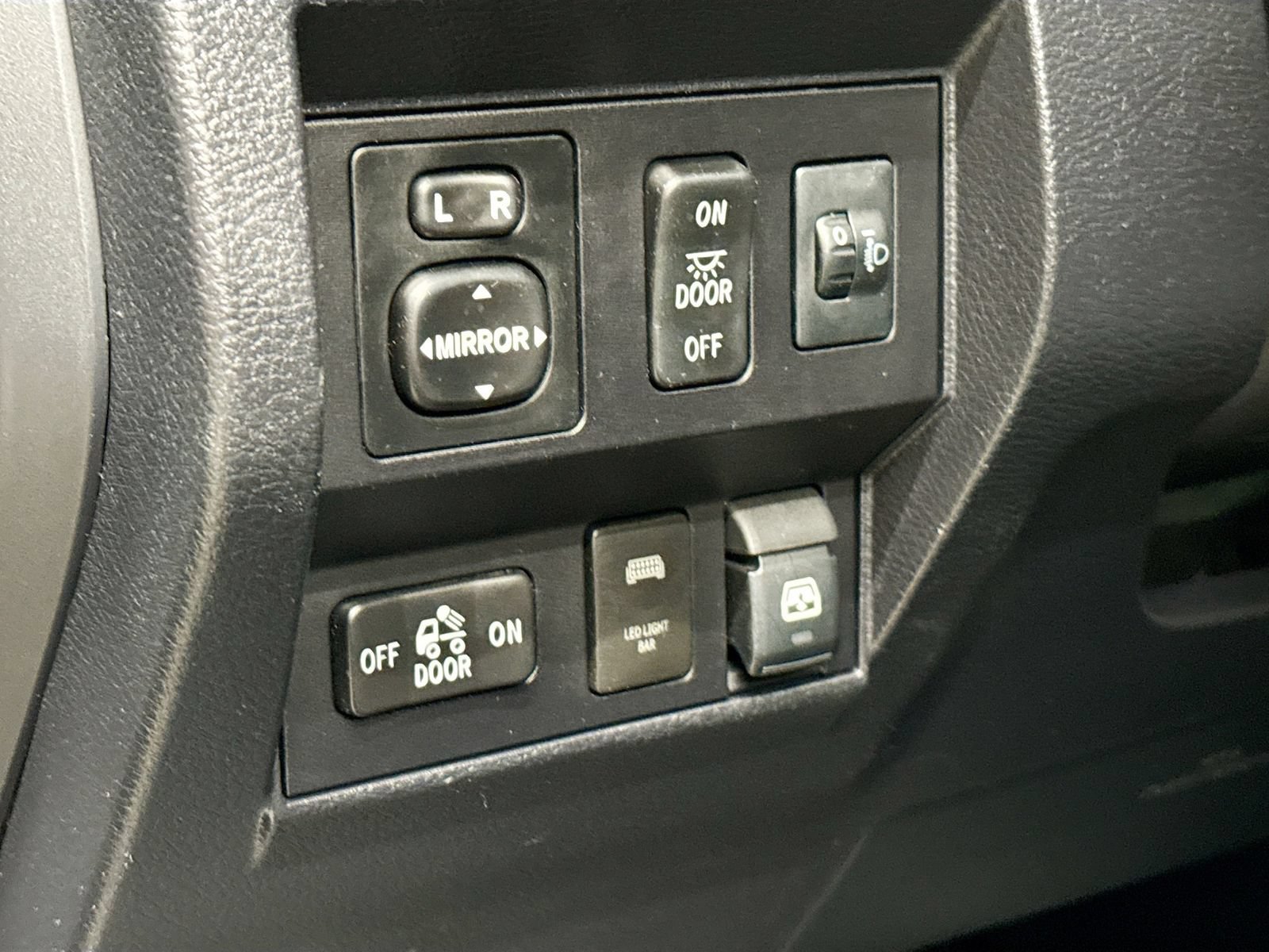 Used 2017 Toyota Tundra SR5 w/ SR5 Upgrade Package AWD/4WD image 13