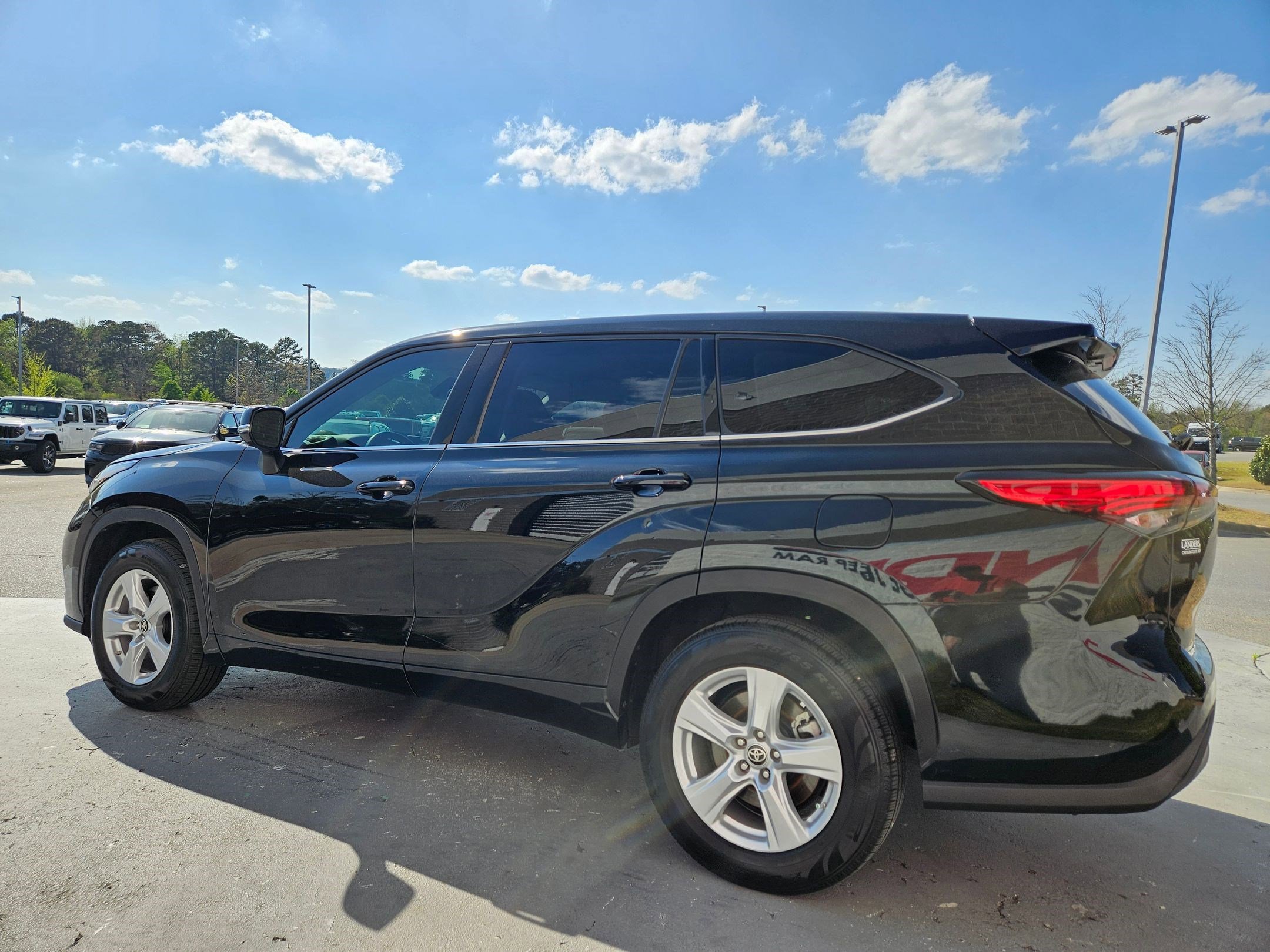 Used 2020 Toyota Highlander LE image 5