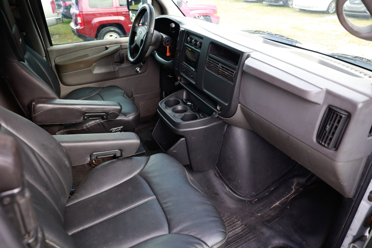 Used 2004 Chevrolet Express 3500 image 10