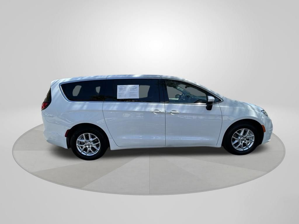 Used 2023 Chrysler Pacifica Touring-L image 8