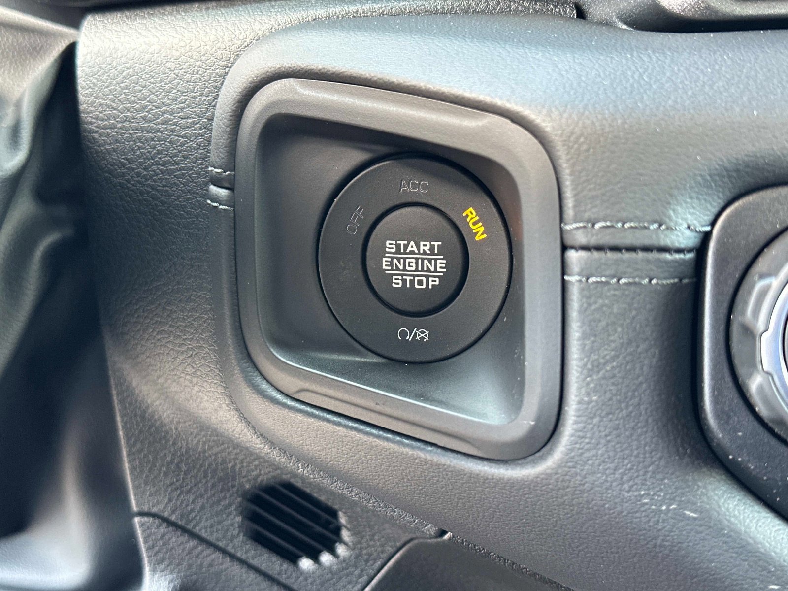 New 2026 Jeep Gladiator Mojave w/ Steel Bumper Group image 28