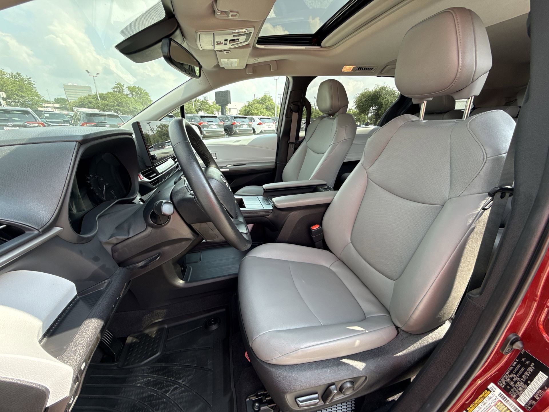Used 2025 Toyota Sienna XLE FWD image 13