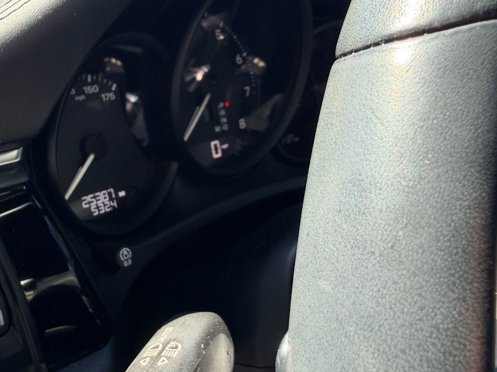 Certified 2023 Porsche Macan AWD/4WD image 4