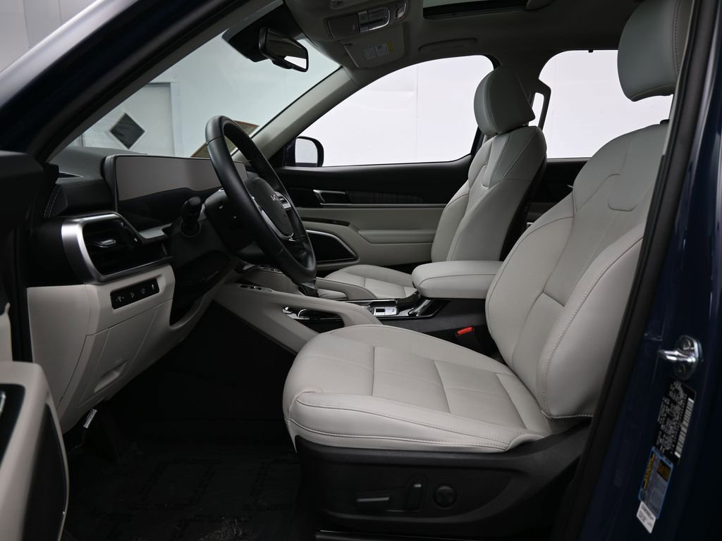 Used 2025 Kia Telluride EX w/ EX Captain's Chair Package image 11