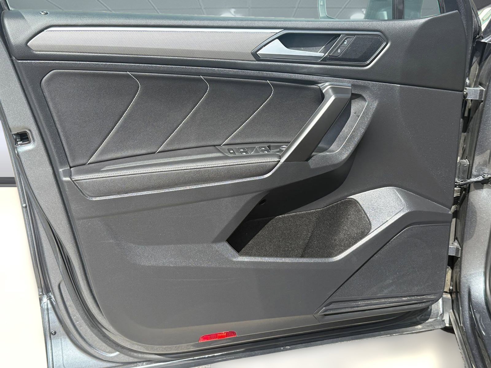 Certified 2022 Volkswagen Tiguan SE R-Line image 11