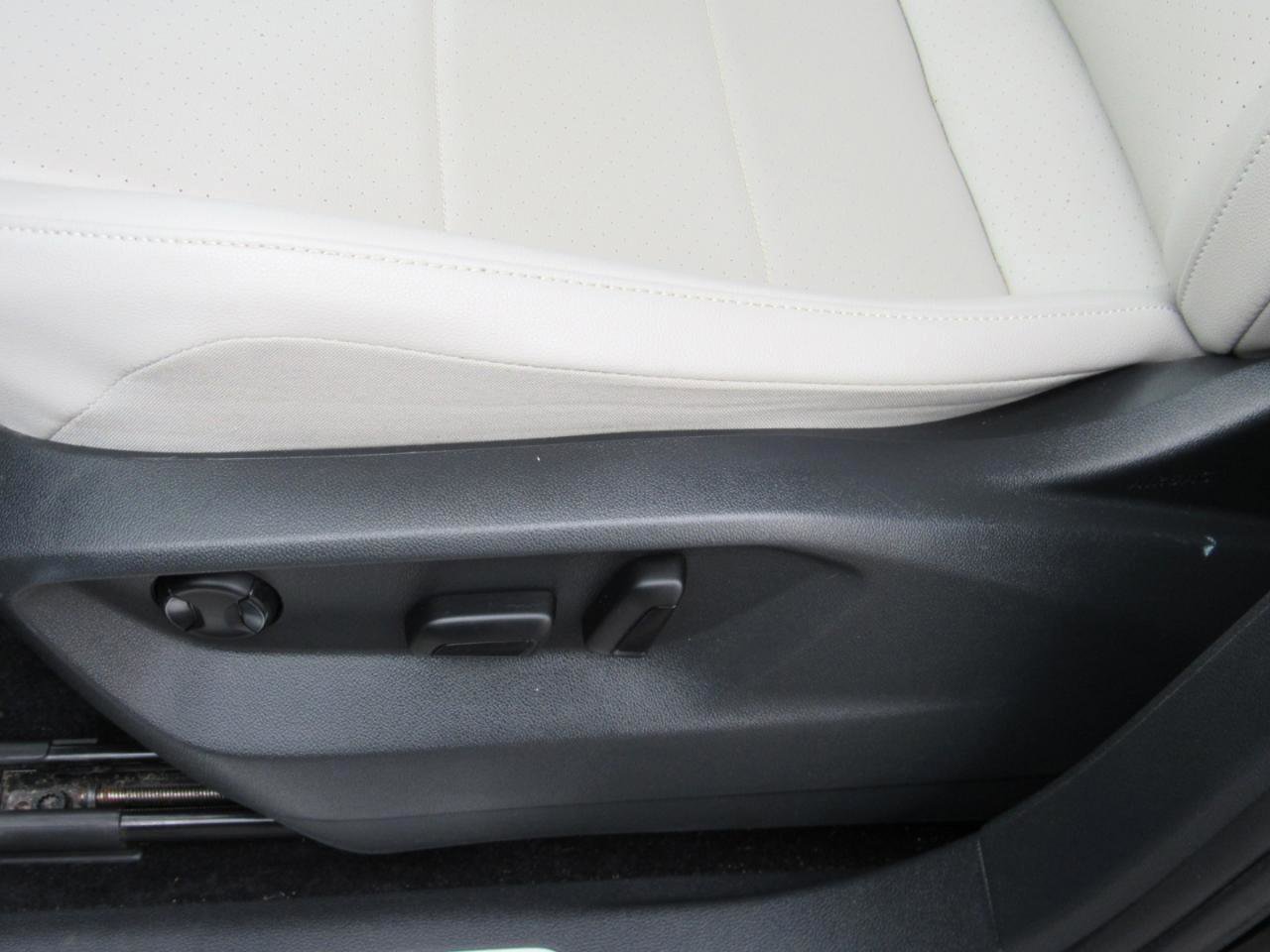 Used 2021 Volkswagen Tiguan SE R-Line image 13