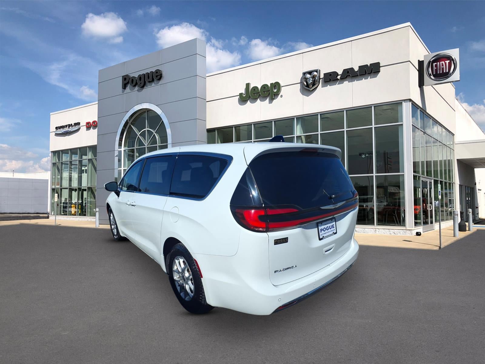 Used 2023 Chrysler Pacifica Touring-L FWD image 3