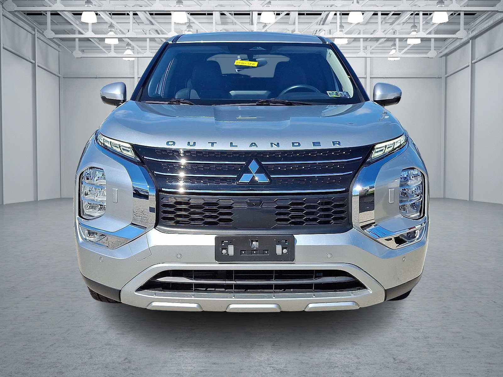 Used 2023 Mitsubishi Outlander SE image 2