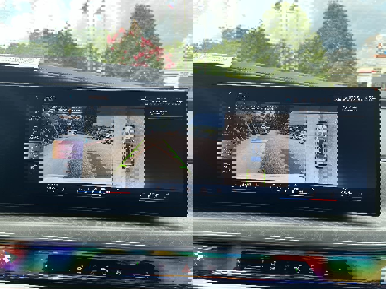 Used 2025 BMW i7 xDrive60 image 25