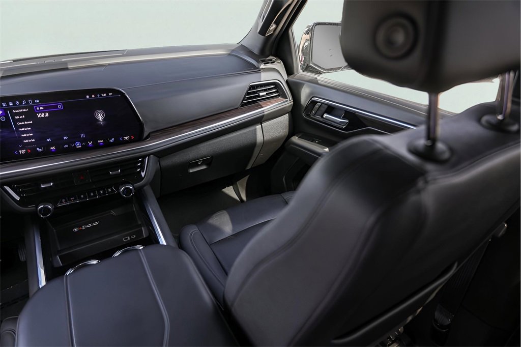 Used 2025 Chevrolet Suburban Z71 image 31