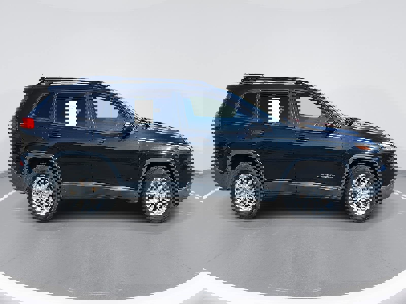 Used 2016 Jeep Cherokee Sport image 4