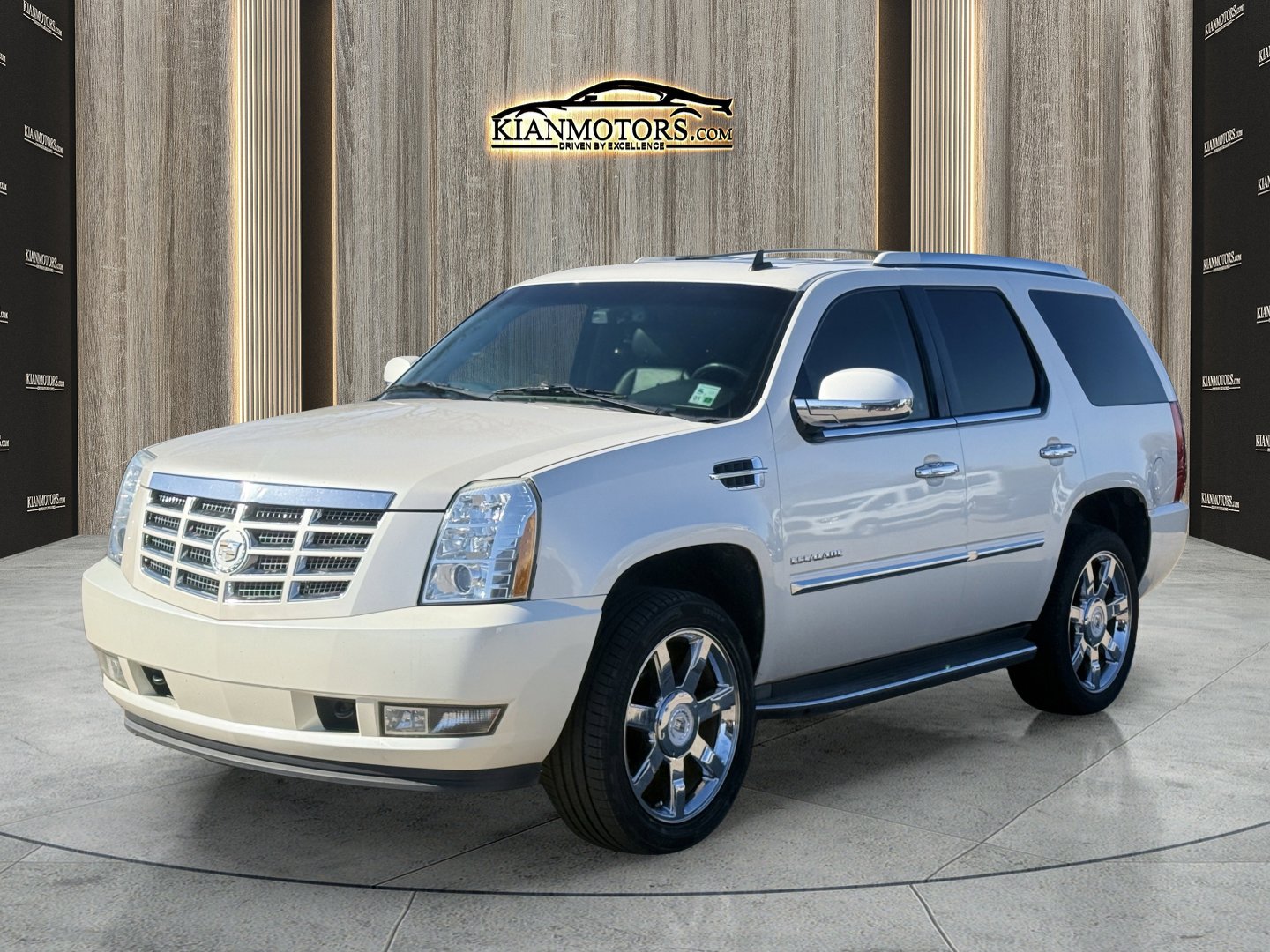 Used 2012 Cadillac Escalade Luxury RWD image 3
