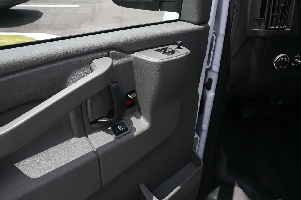 Used 2025 Chevrolet Express 2500 w/ Driver Convenience Package RWD image 8