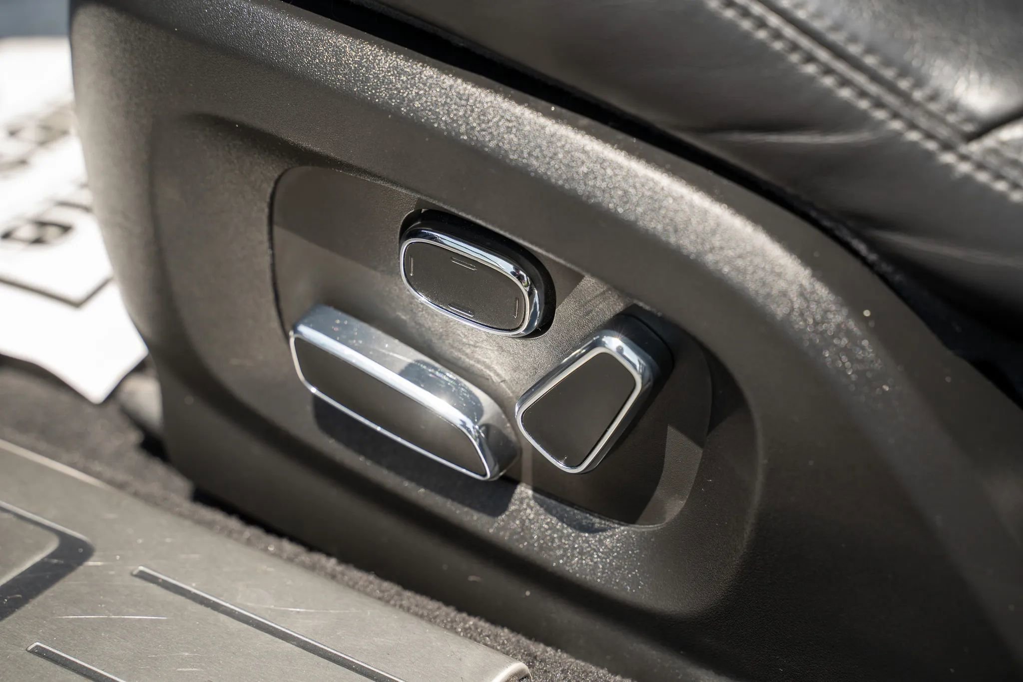 Used 2013 Jaguar XJ AWD image 17