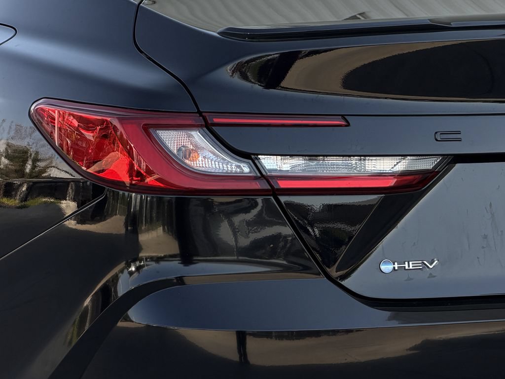 Used 2025 Toyota Camry SE w/ Convenience Package FWD image 10
