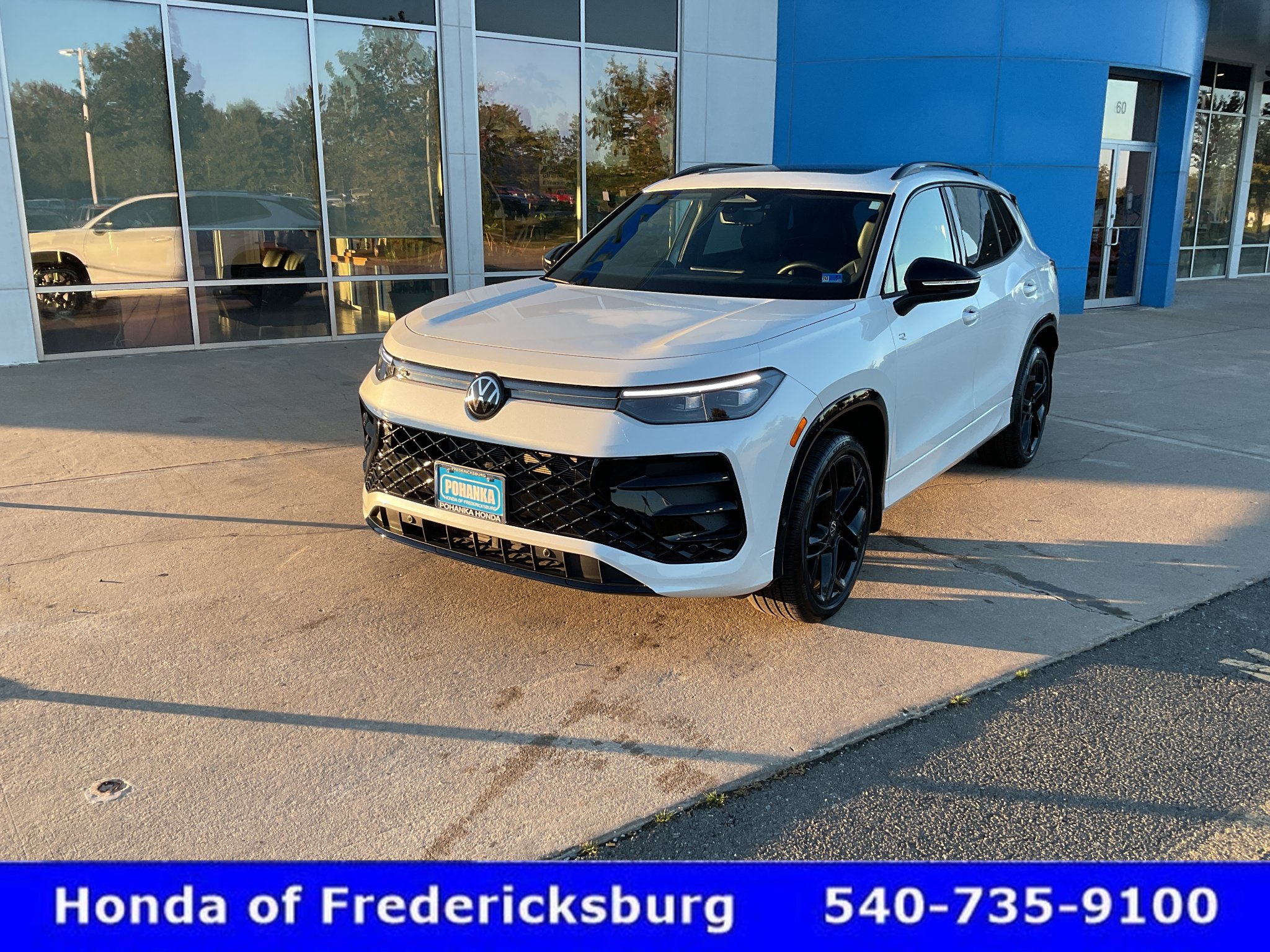 Used 2025 Volkswagen Tiguan SE R-Line AWD/4WD image 2