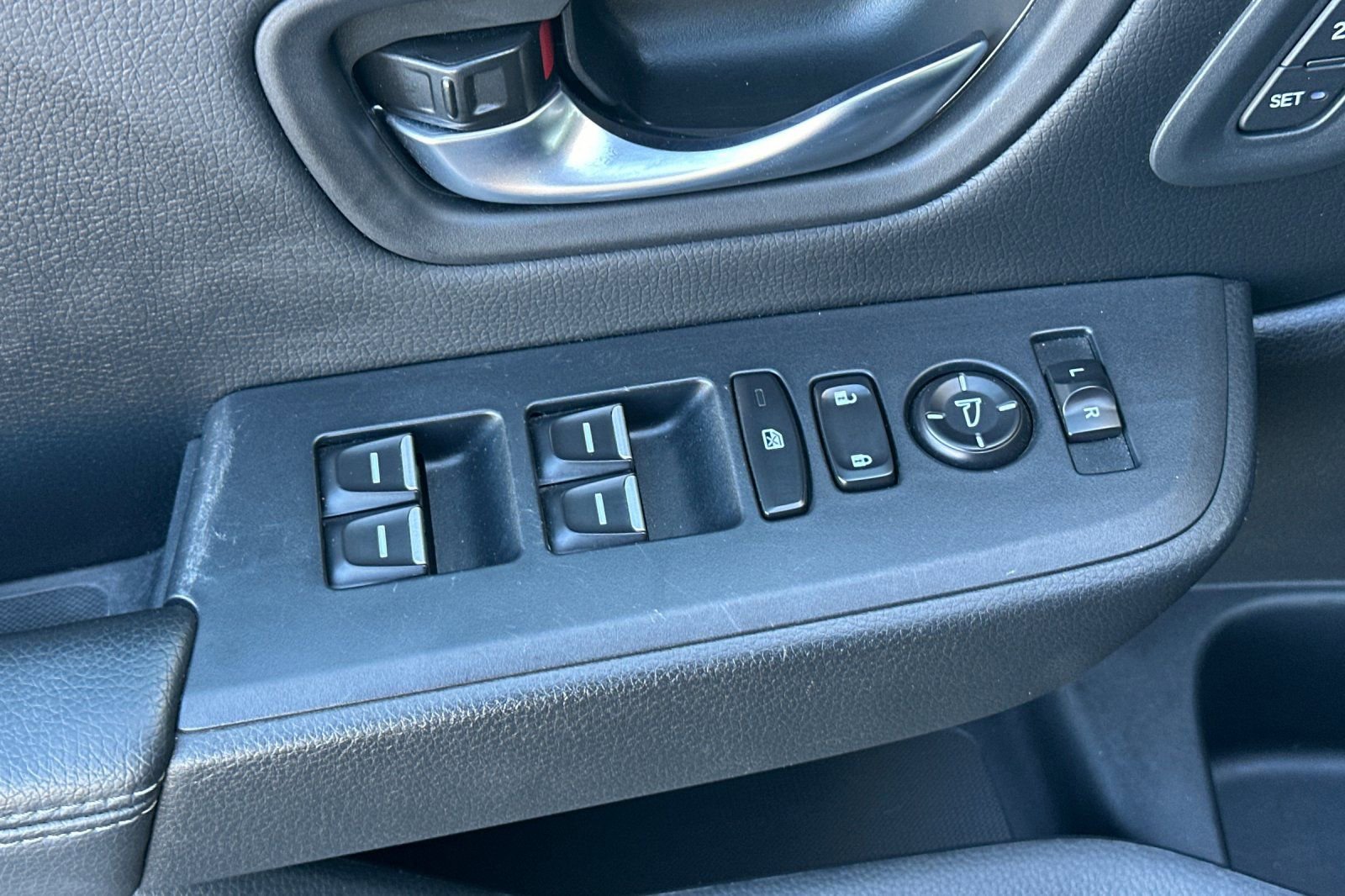 Used 2025 Honda Pilot EX-L image 11