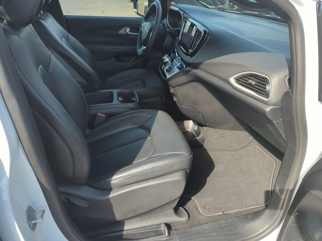 Used 2025 Chrysler Pacifica Select image 51