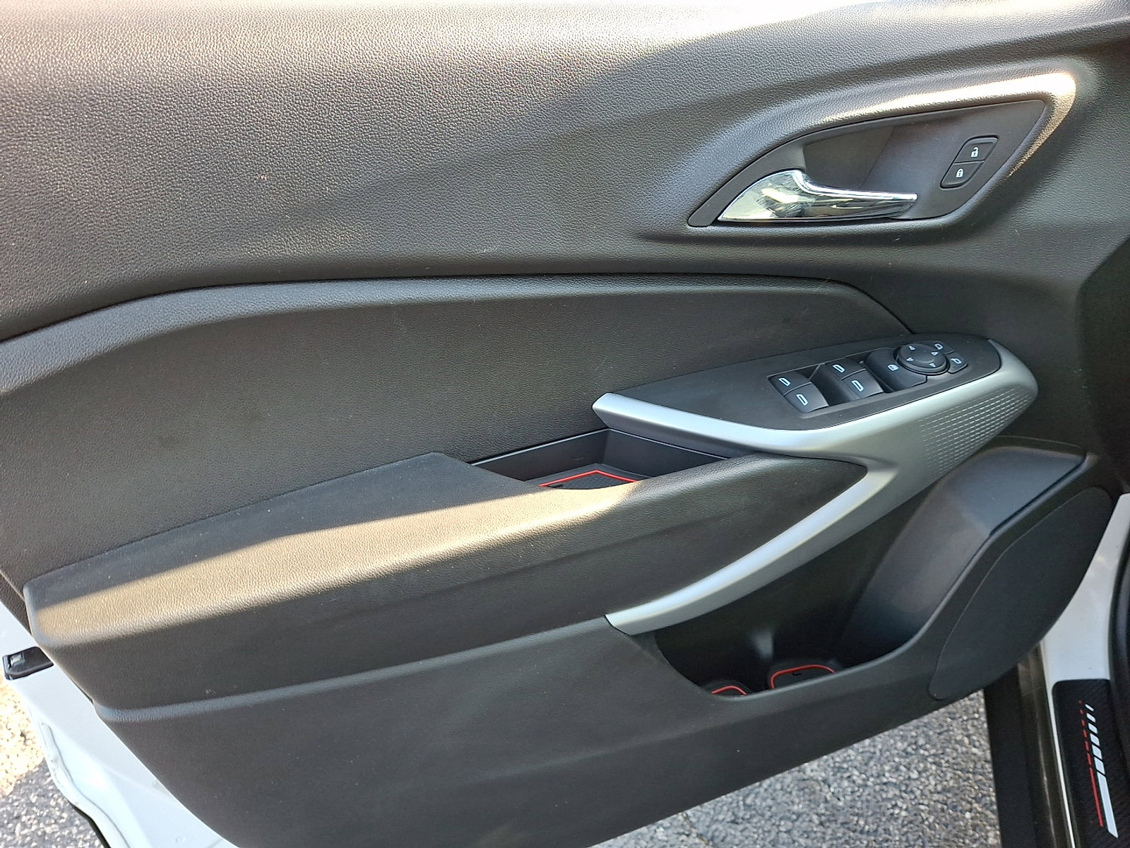 Certified 2025 Chevrolet Trax RS w/ Sunroof Package image 12