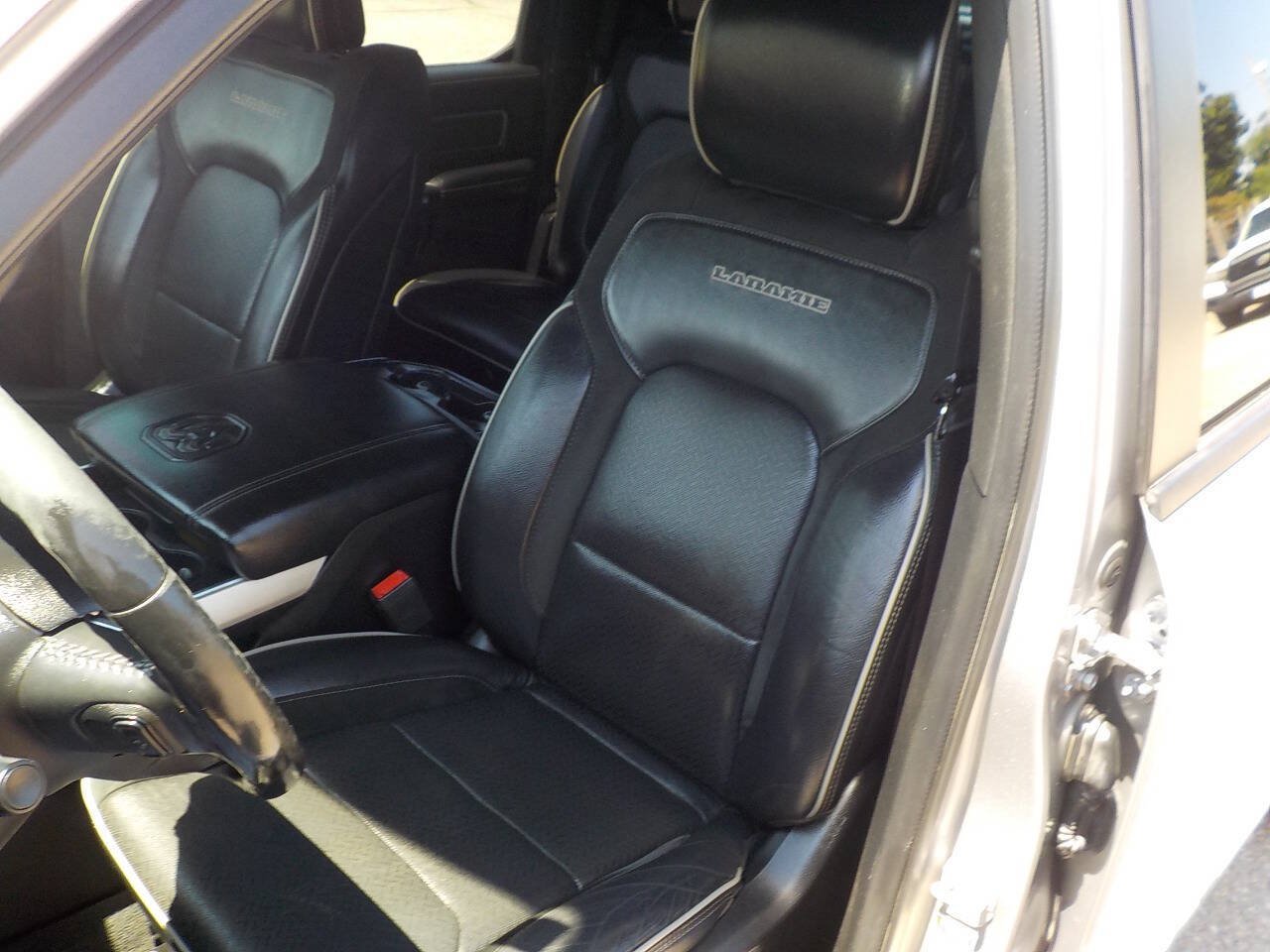 Used 2019 RAM 1500 Laramie w/ Sport Appearance Package AWD/4WD image 14