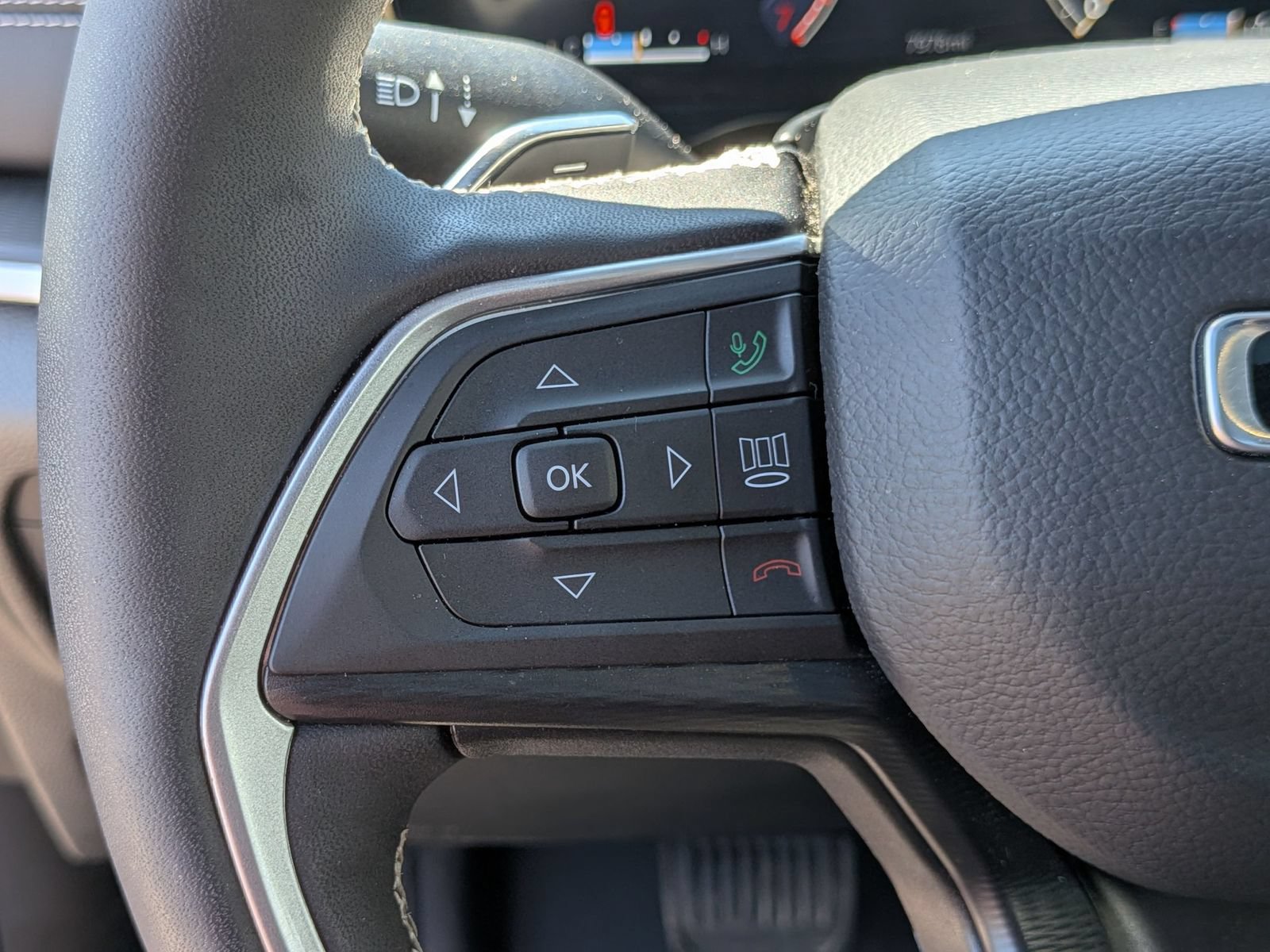 Used 2025 Jeep Grand Cherokee Altitude AWD/4WD image 18