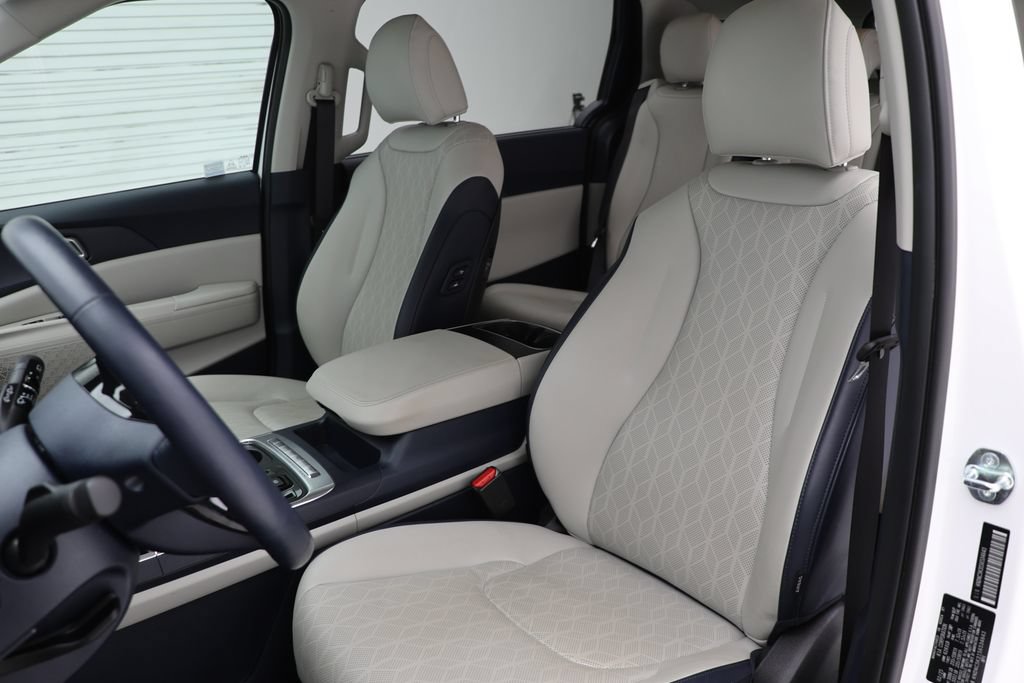 Used 2025 Kia Carnival EX FWD image 16