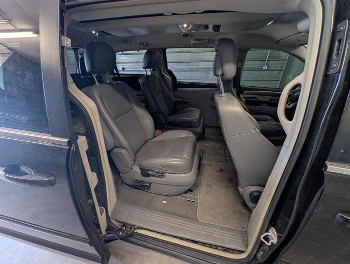 Used 2013 Volkswagen Routan SE FWD image 27