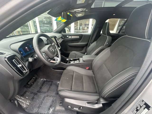 Certified 2025 Volvo XC40 B5 Plus AWD/4WD image 19