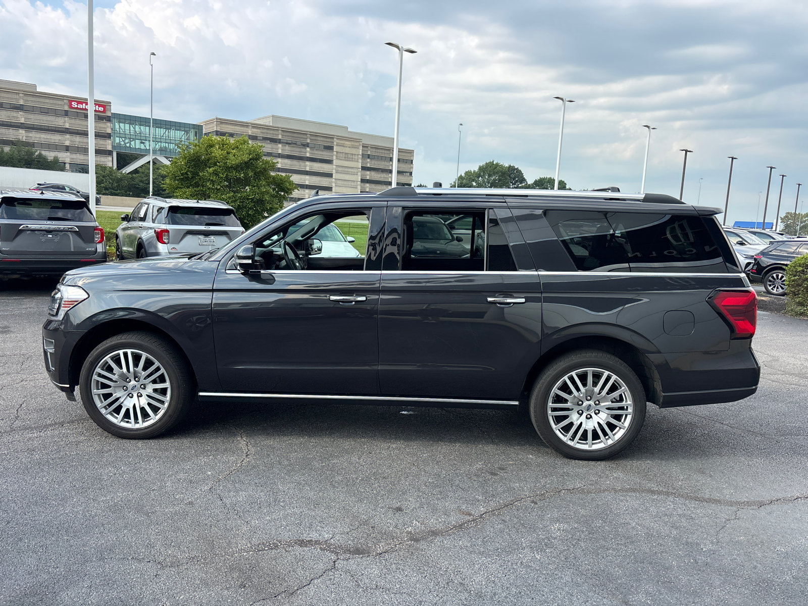 Used 2024 Ford Expedition Max Limited w/ Excursion Package AWD/4WD image 4