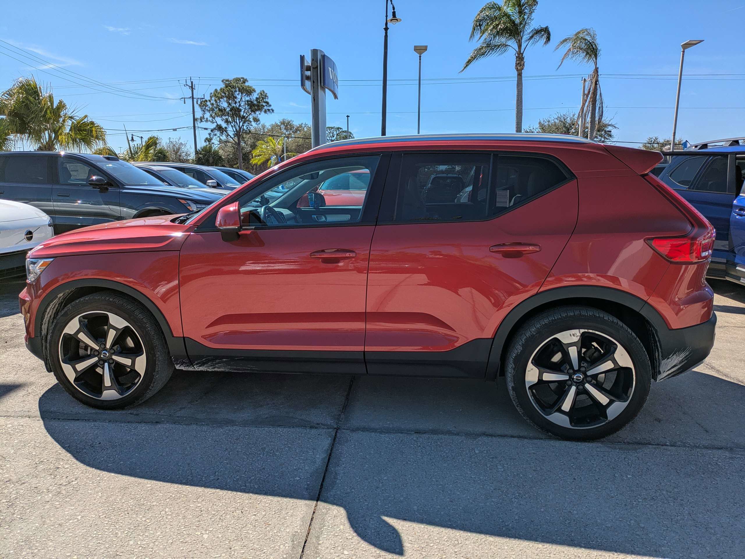 Used 2021 Volvo XC40 T4 Momentum image 7