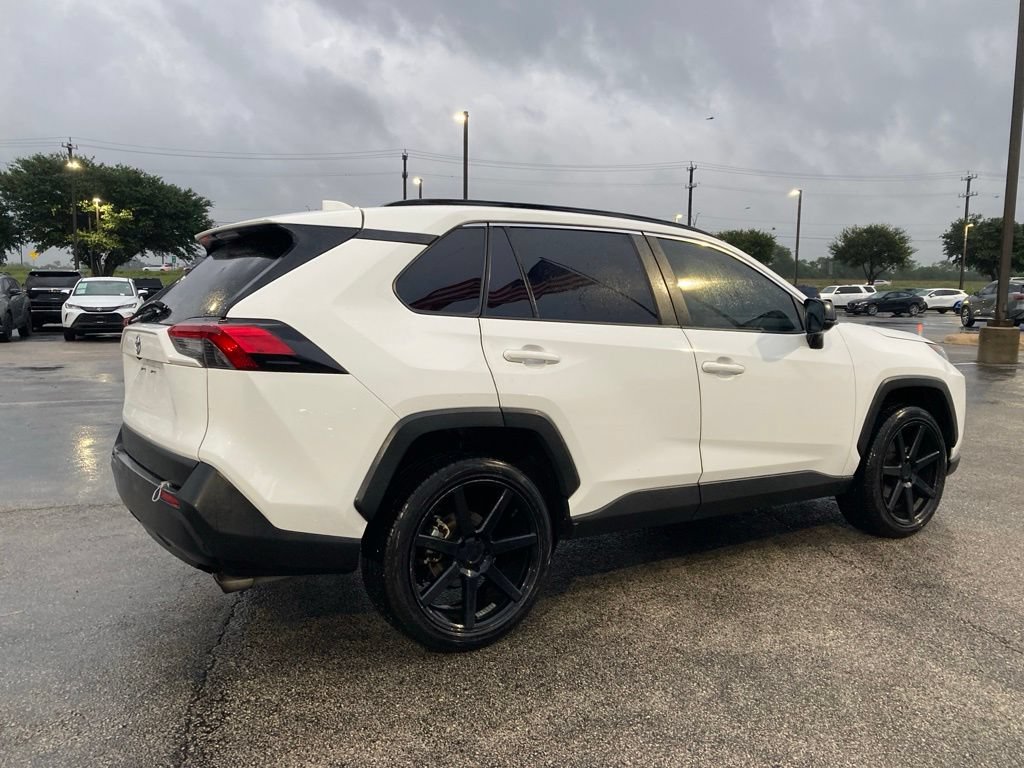 Used 2019 Toyota RAV4 LE FWD image 5