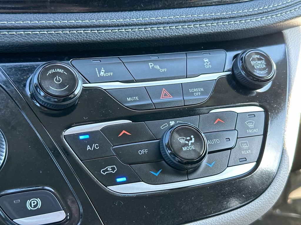 Used 2024 Chrysler Pacifica Limited image 17